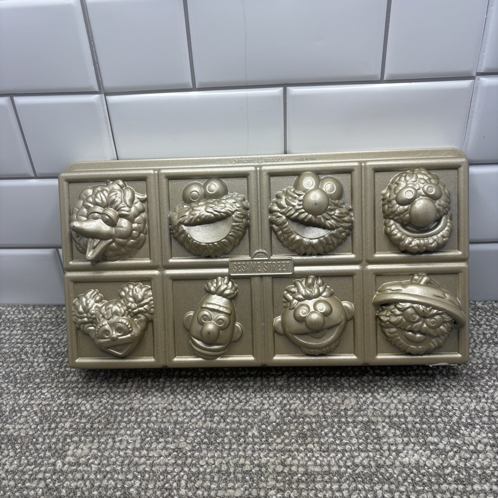 Nordic Ware Sesame Street Cake Pan‎ Williams-Sonoma 9 CUPS Elmo Cookie Monster